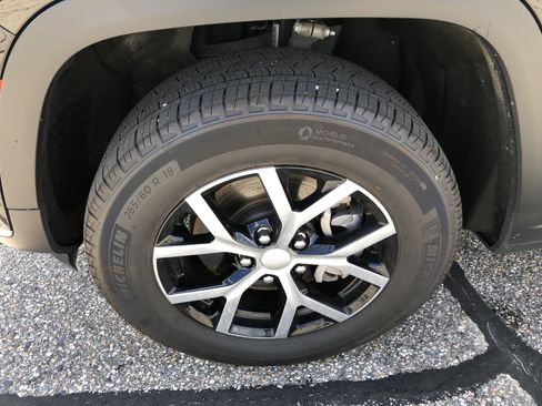 Used 2023 Jeep Grand Cherokee L Limited AWD/4WD image 9