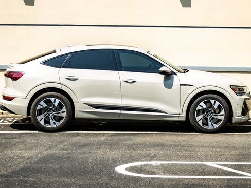 Used 2022 Audi e-tron Premium AWD/4WD image 9