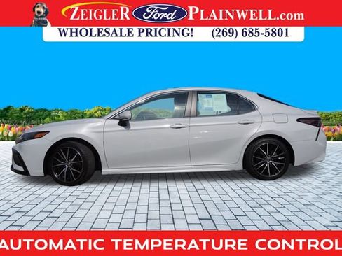 Used 2022 Toyota Camry SE image 2