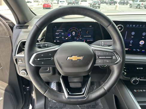 Used 2025 Chevrolet Suburban Premier RWD image 18