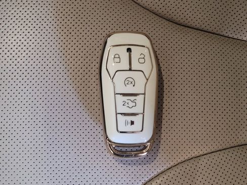 Used 2016 Lincoln MKX Reserve w/ Enhanced Security Package image 32