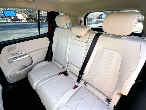 Used 2025 Mercedes-Benz GLB 250 image 21