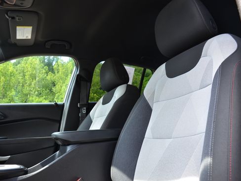 Used 2024 Chevrolet Trax RS FWD image 28