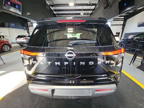 Used 2025 Nissan Pathfinder SL FWD image 3