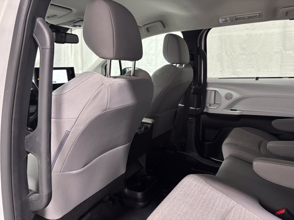 Used 2026 Toyota Sienna LE FWD image 51