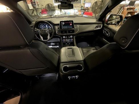 Used 2023 GMC Yukon SLT image 3