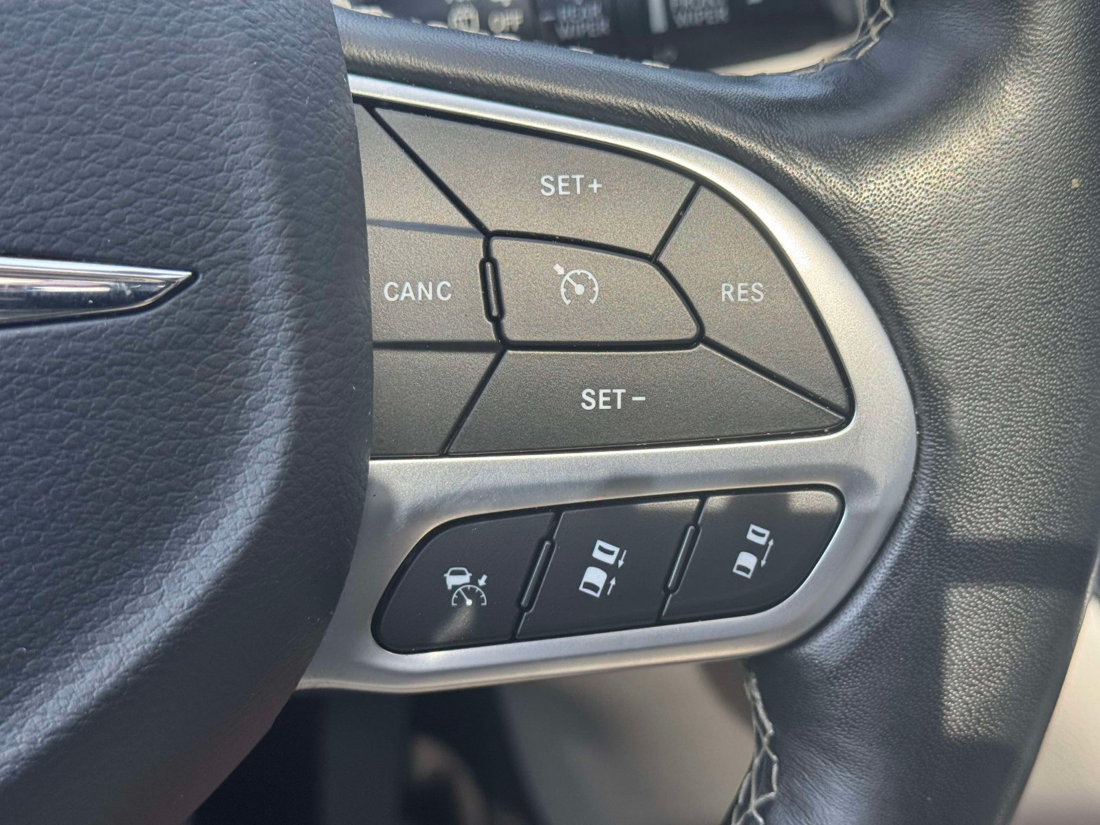 Used 2020 Chrysler Pacifica Touring-L w/ Advanced Safetytec Group FWD image 22