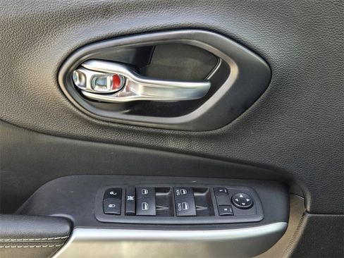 Certified 2022 Jeep Cherokee Latitude w/ Sun & Sound Group image 23