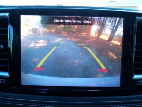 Used 2023 Chrysler Pacifica Touring-L image 27