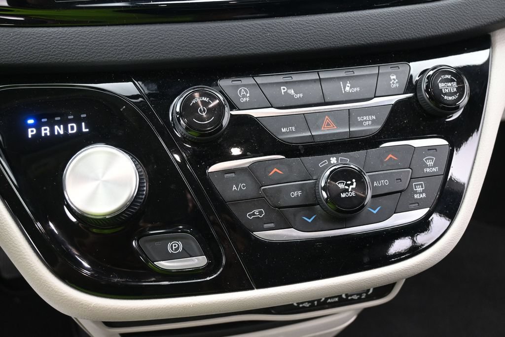 Used 2024 Chrysler Pacifica Touring-L FWD image 11