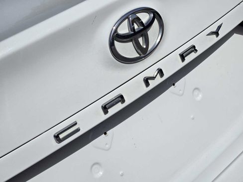 Used 2018 Toyota Camry XLE FWD image 11