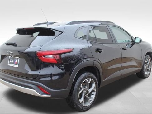 Used 2025 Chevrolet Trax LT w/ Driver Confidence Package image 8