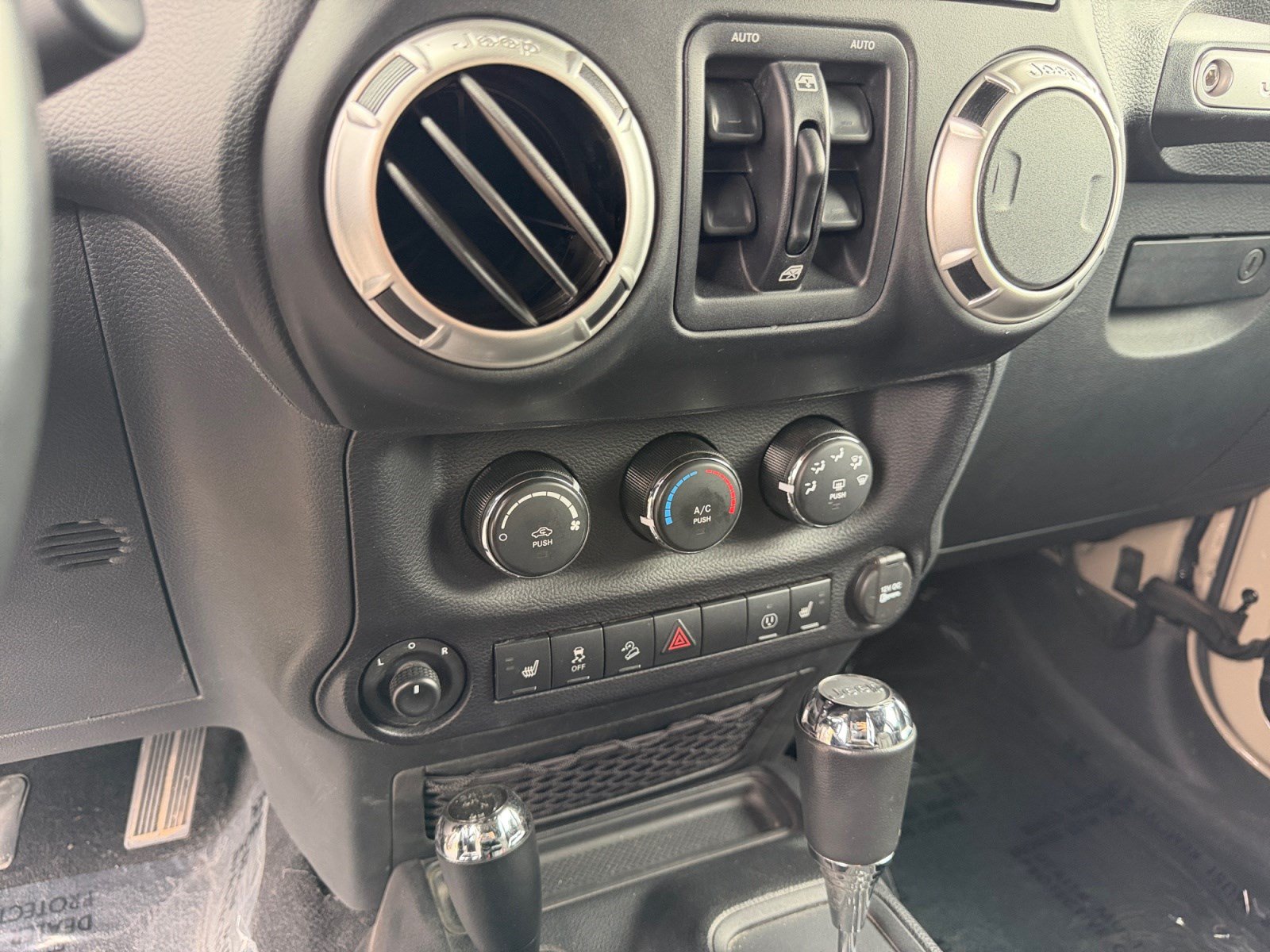 Used 2016 Jeep Wrangler Unlimited Rubicon w/ Connectivity Group AWD/4WD image 12