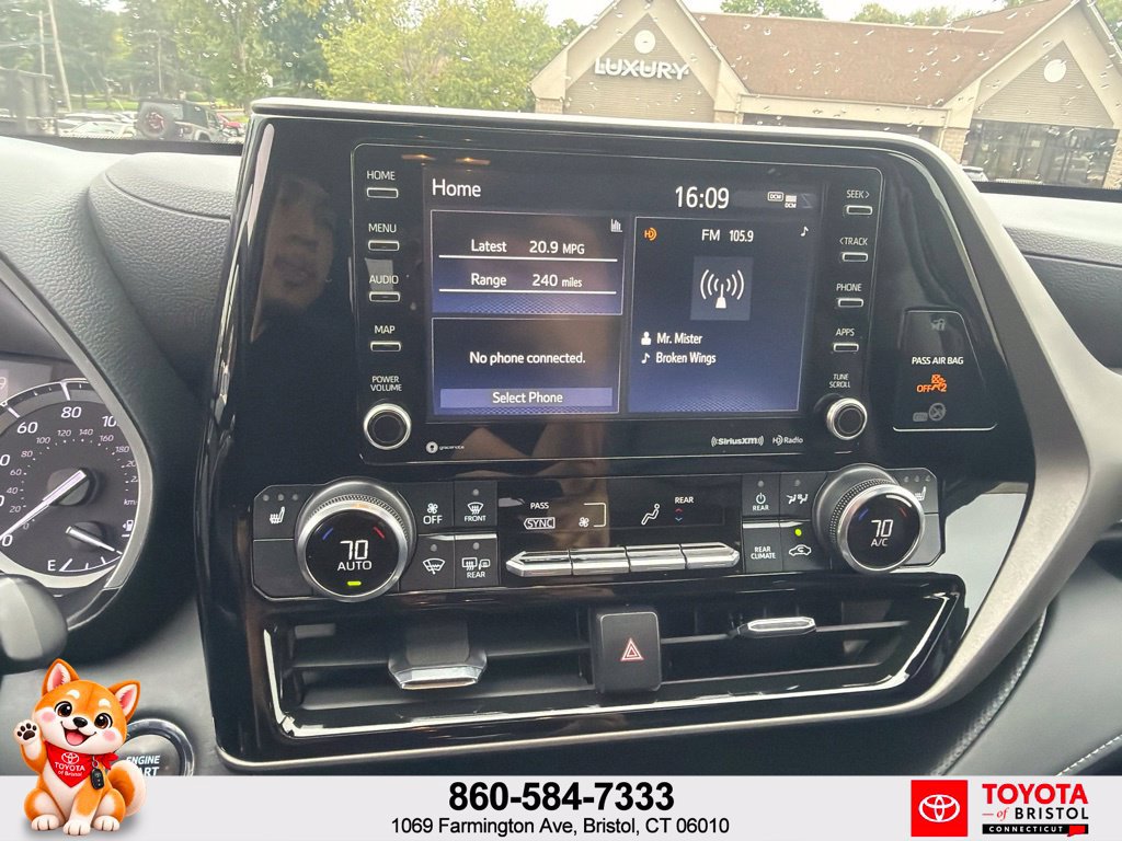Used 2022 Toyota Highlander XLE AWD/4WD image 25