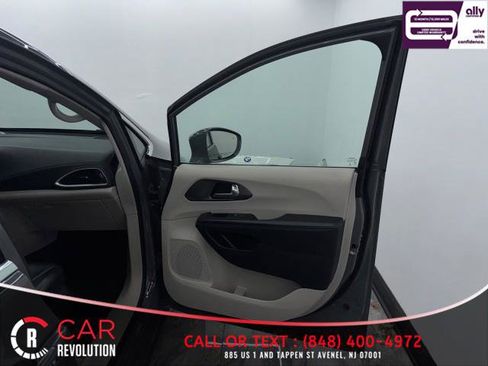 Used 2021 Chrysler Pacifica Touring-L image 39