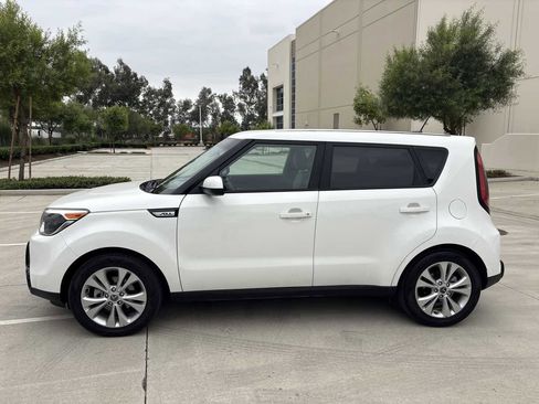 Used 2016 Kia Soul + image 2