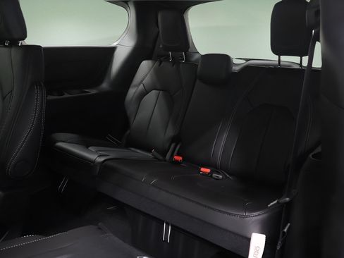 New 2026 Chrysler Pacifica Select FWD image 13
