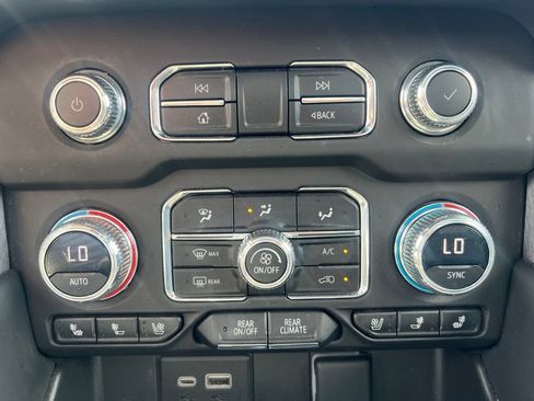 Used 2023 GMC Yukon XL SLT w/ SLT Luxury Package AWD/4WD image 18