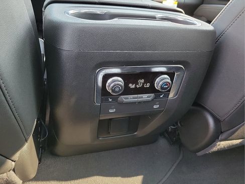 Used 2024 GMC Yukon XL SLT w/ SLT Premium Package image 18