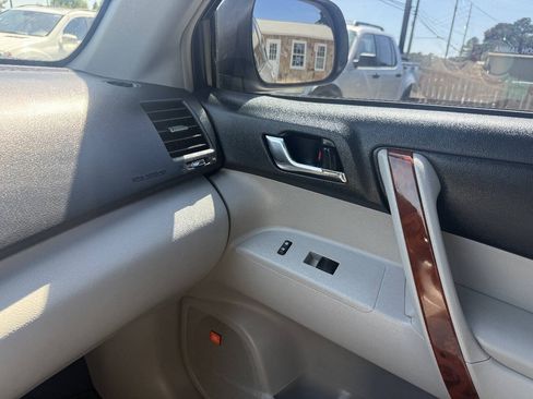 Used 2012 Toyota Highlander Limited w/ Tow Pkg FWD image 23