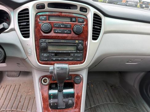 Used 2005 Toyota Highlander Limited w/ Leather Trim Pkg AWD/4WD image 14