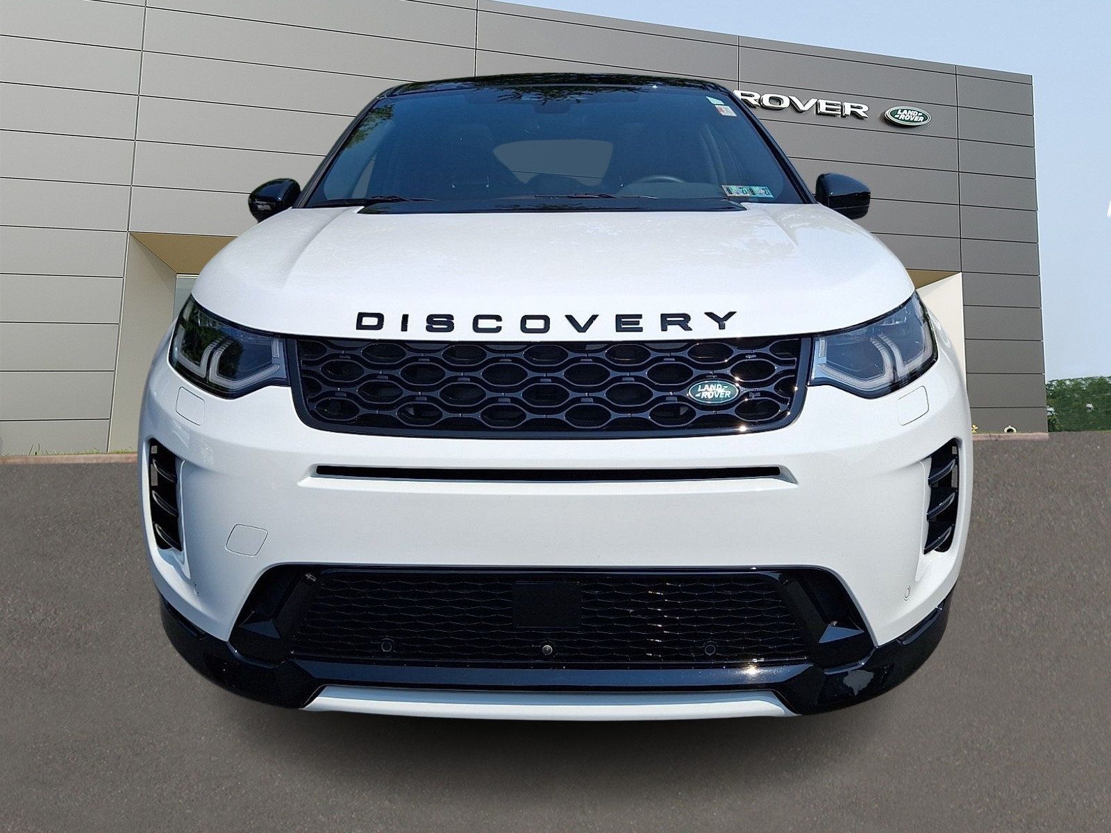 Used 2025 Land Rover Discovery Sport Dynamic SE AWD/4WD image 2