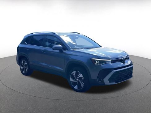 Used 2025 Volkswagen Taos SE image 2