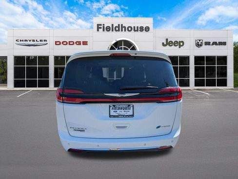 Used 2023 Chrysler Pacifica Touring-L FWD image 6