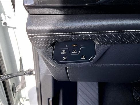 Used 2025 Volkswagen Atlas Cross Sport SE image 17