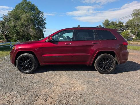 Used 2018 Jeep Grand Cherokee Altitude AWD/4WD image 9