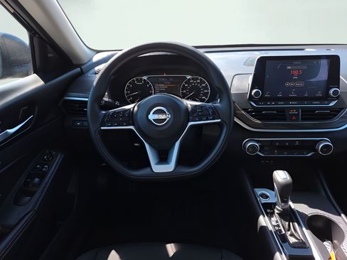 Used 2025 Nissan Altima 2.5 SV FWD image 11