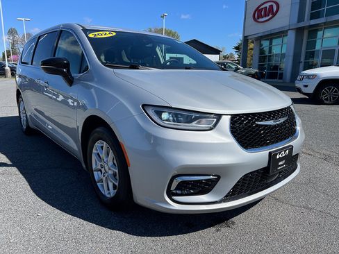 Used 2024 Chrysler Pacifica Touring-L FWD image 15