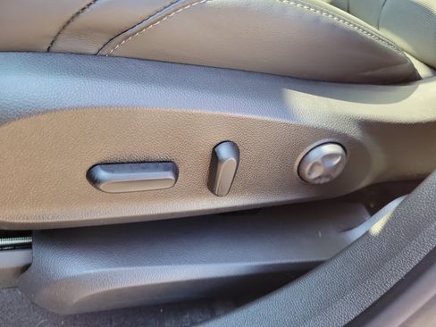 Used 2019 Buick Envision Essence FWD image 17