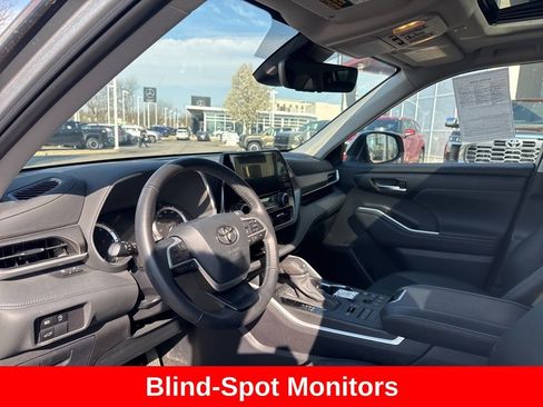 Used 2024 Toyota Highlander XLE image 12