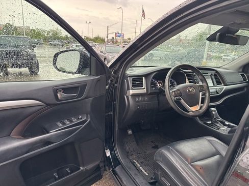 Used 2019 Toyota Highlander XLE AWD/4WD image 26