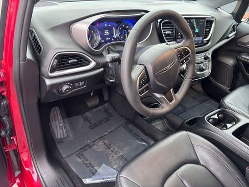 Used 2025 Chrysler Pacifica Select image 9