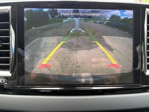 Used 2023 Chrysler Pacifica Touring-L FWD image 27