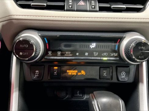 Used 2020 Toyota RAV4 XLE Premium AWD/4WD image 32