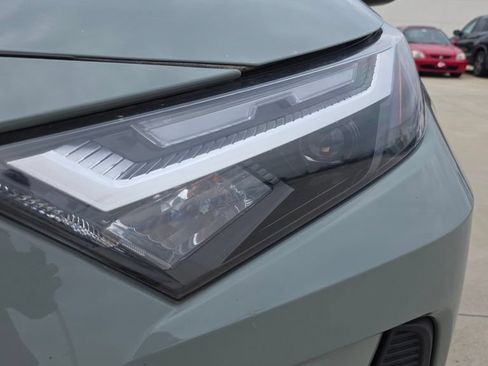 Used 2022 Toyota RAV4 XLE AWD/4WD image 9