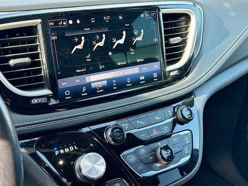 Used 2021 Chrysler Pacifica Touring-L w/ S Appearance Package image 16