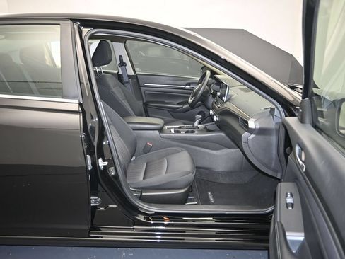Used 2025 Nissan Altima 2.5 SV FWD image 26