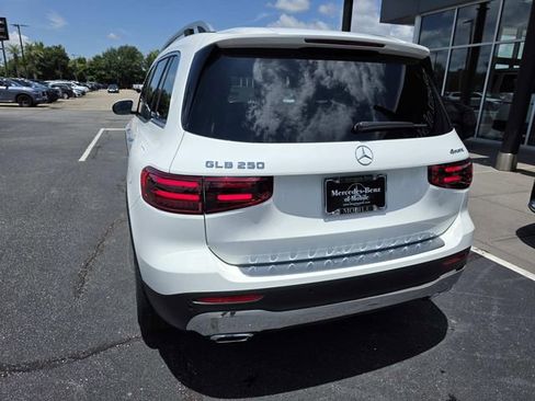 New 2025 Mercedes-Benz GLB 250 4MATIC image 3