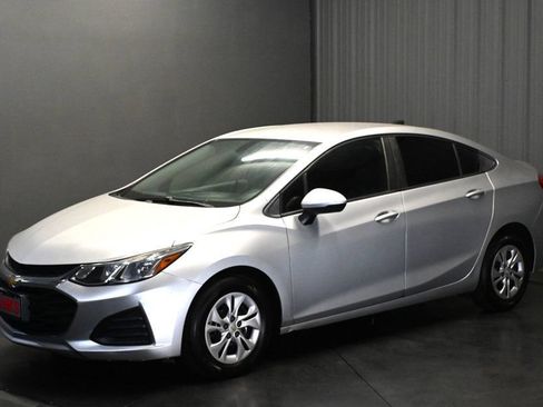 Used 2019 Chevrolet Cruze LS FWD image 1