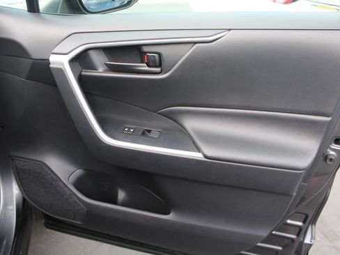 Used 2019 Toyota RAV4 LE w/ Carpet Mat Package FWD image 19