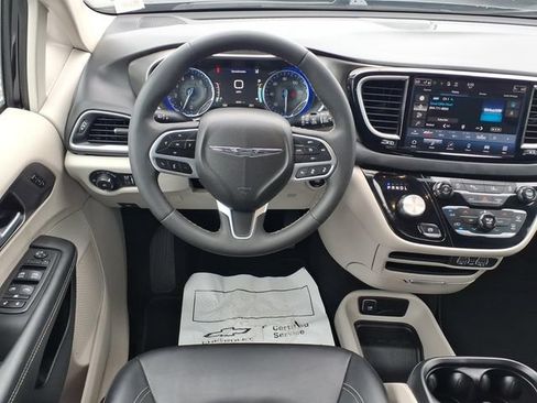 Used 2024 Chrysler Pacifica Touring-L FWD image 4