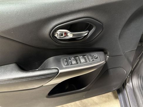 Used 2020 Jeep Cherokee Latitude Plus image 20