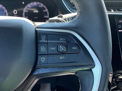 Used 2023 Jeep Grand Cherokee Altitude AWD/4WD image 12