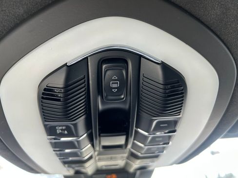 Used 2015 Porsche Macan Turbo image 23