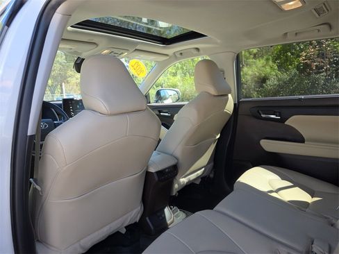 Certified 2022 Toyota Highlander XLE image 25