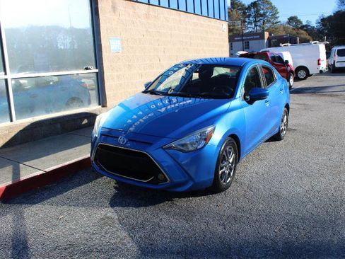 Used 2019 Toyota Yaris XLE image 3